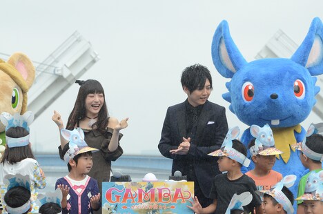 完成披露スペシャルイベントで、ウォーターキャノンの水を浴びる神田沙也加（左）、梶裕貴（右）と子供たち。