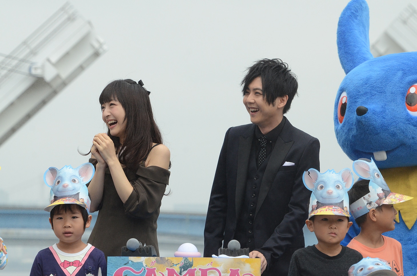 「GAMBA ガンバと仲間たち」完成披露スペシャルイベントの様子。左から神田沙也加、梶裕貴。