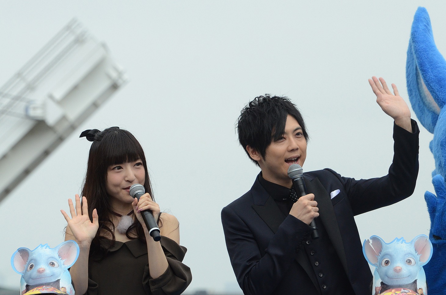 「GAMBA ガンバと仲間たち」完成披露スペシャルイベントの様子。左から神田沙也加、梶裕貴。