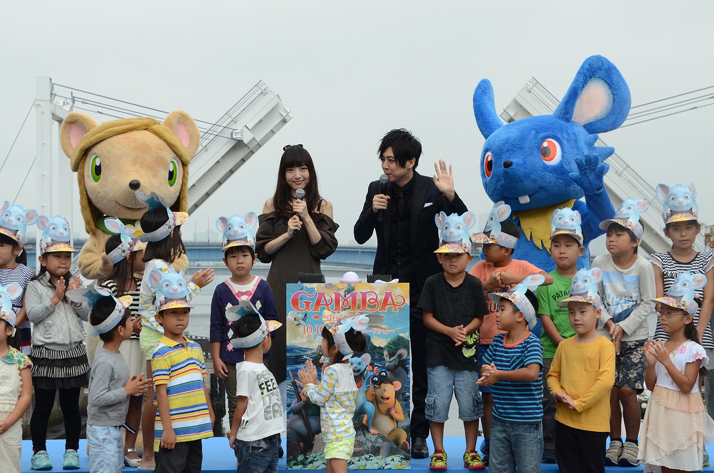 「GAMBA ガンバと仲間たち」完成披露スペシャルイベントで子供たちに声をかける梶裕貴（右）と、神田沙也加（左）。