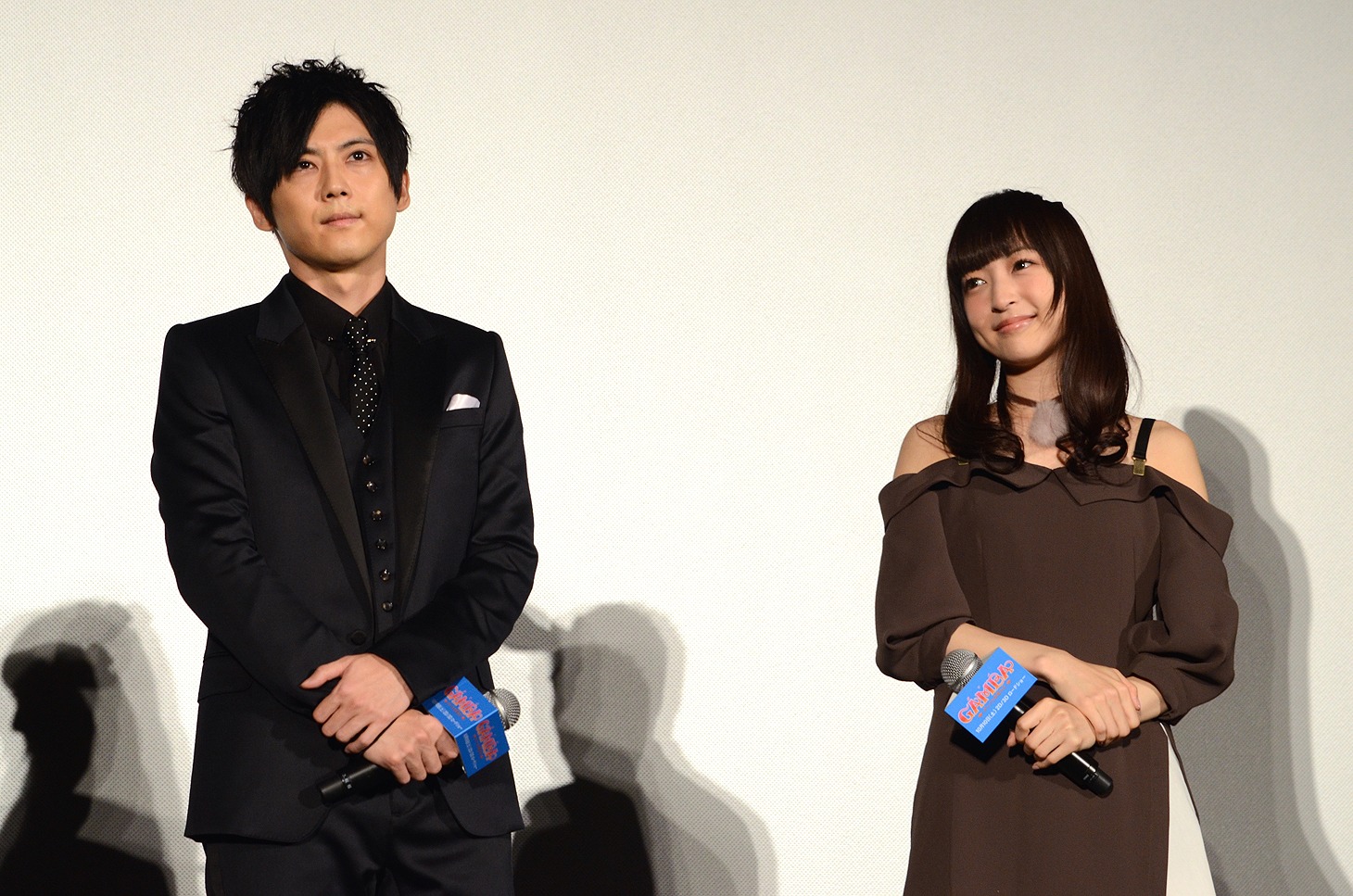 「GAMBA ガンバと仲間たち」完成披露舞台挨拶の様子。左から梶裕貴、神田沙也加。