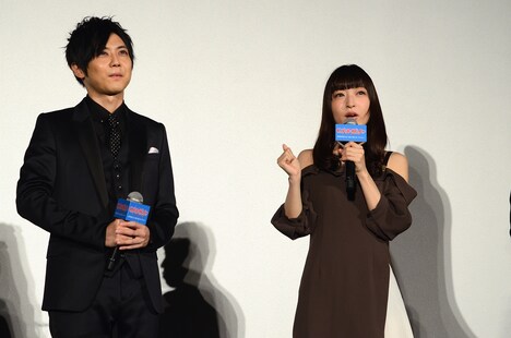 アフレコ現場でのエピソードを語る神田沙也加（右）と、それをうなずきながら聞く梶裕貴。