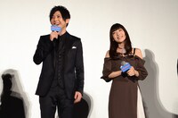 「GAMBA ガンバと仲間たち」完成披露舞台挨拶の様子。左から梶裕貴、神田沙也加。