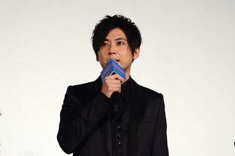 完成披露舞台挨拶で作品への思いを語る梶裕貴。