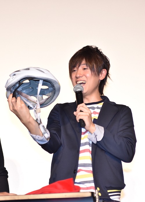 小野田坂道モデルのヘルメットを手に笑みを浮かべる山下大輝。