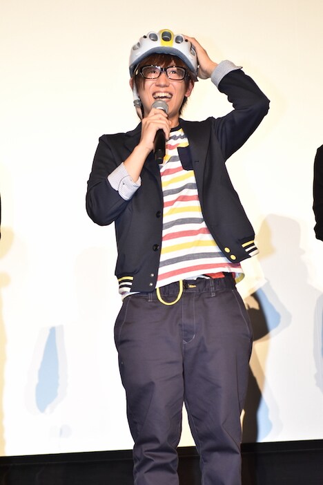 ヘルメットとメガネを着け、小野田坂道に扮した山下大輝。