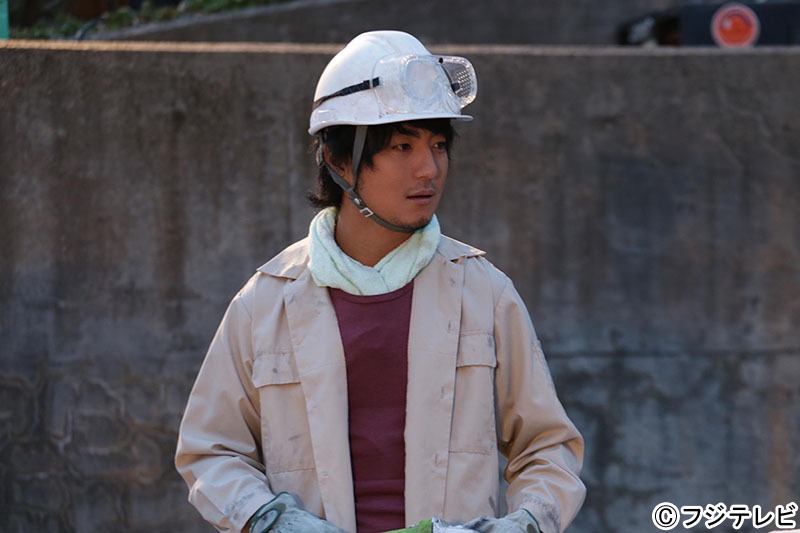 「あの日見た花の名前を僕達はまだ知らない。」より、じんたんが働く工事現場の作業員役の上地雄輔。(c)フジテレビ