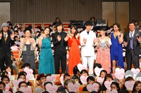 「ヒロイン失格」ジャパンプレミア試写会の様子。左から英勉、濱田マリ、我妻三輪子、山崎賢人、桐谷美玲、坂口健太郎、福田彩乃、高橋メアリージュン、竹内力。