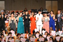 「ヒロイン失格」ジャパンプレミア試写会の様子。左から英勉、濱田マリ、我妻三輪子、山崎賢人、桐谷美玲、坂口健太郎、福田彩乃、高橋メアリージュン、竹内力。