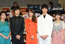 「ヒロイン失格」ジャパンプレミア試写会の様子。左から我妻三輪子、山崎賢人、桐谷美玲、坂口健太郎、福田彩乃。