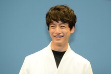 はとりにアプローチする弘光を演じた坂口健太郎。