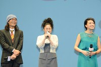 「ヒロイン失格」ジャパンプレミア試写会の様子。左から英勉、濱田マリ、我妻三輪子。