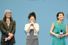 「ヒロイン失格」ジャパンプレミア試写会の様子。左から英勉、濱田マリ、我妻三輪子。