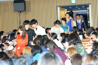 「ヒロイン失格」ジャパンプレミア試写会にて、後方扉から登場した登壇者たち。