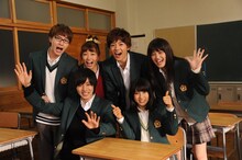 上段左より萩田朔役の桜田通、村坂あずさ役の清水くるみ、須和弘人役の竜星涼、茅野貴子役の山崎紘菜、下段左より成瀬翔役の山崎賢人、高宮菜穂役の土屋太鳳。