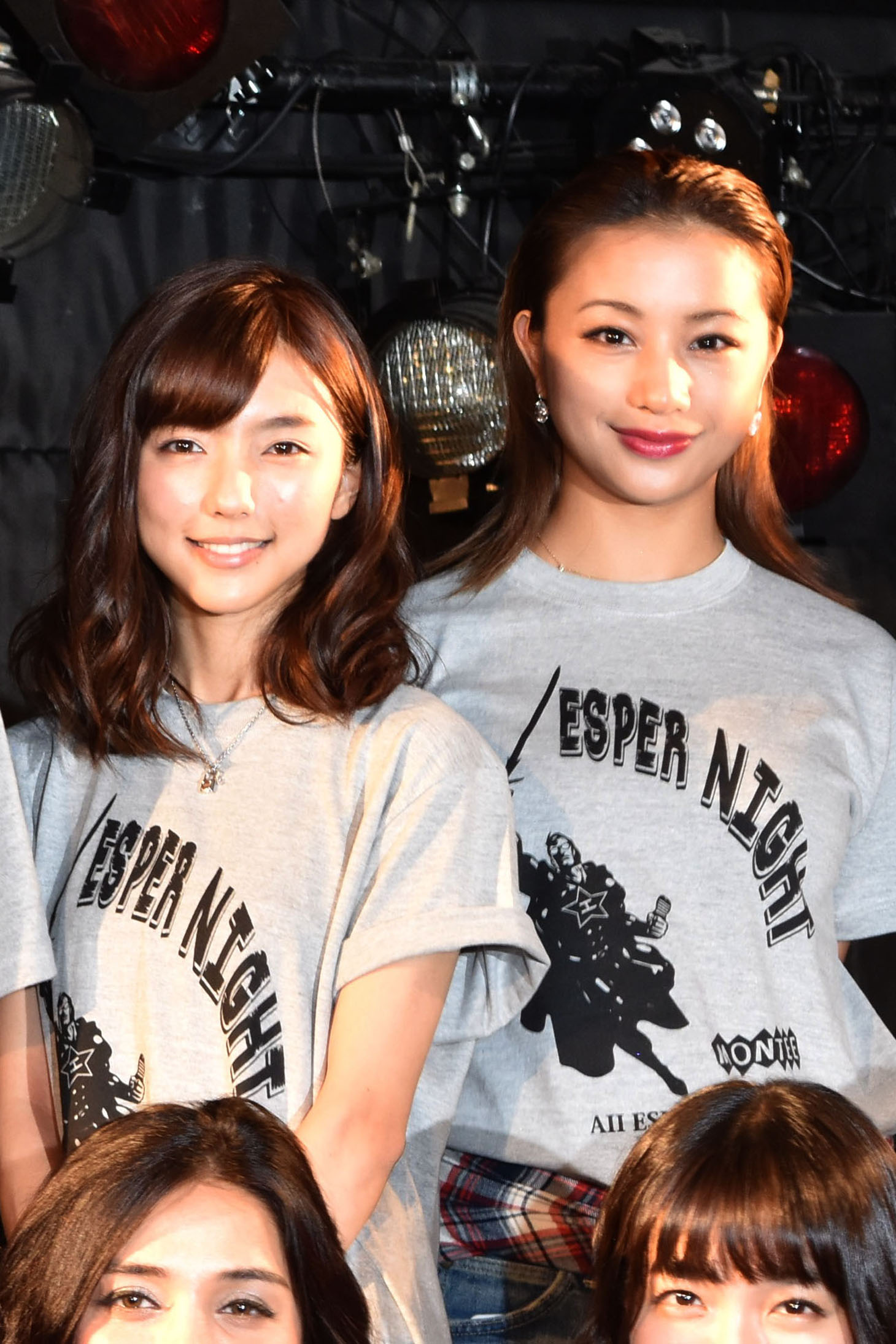 左から真野恵里菜、高橋メアリージュン。