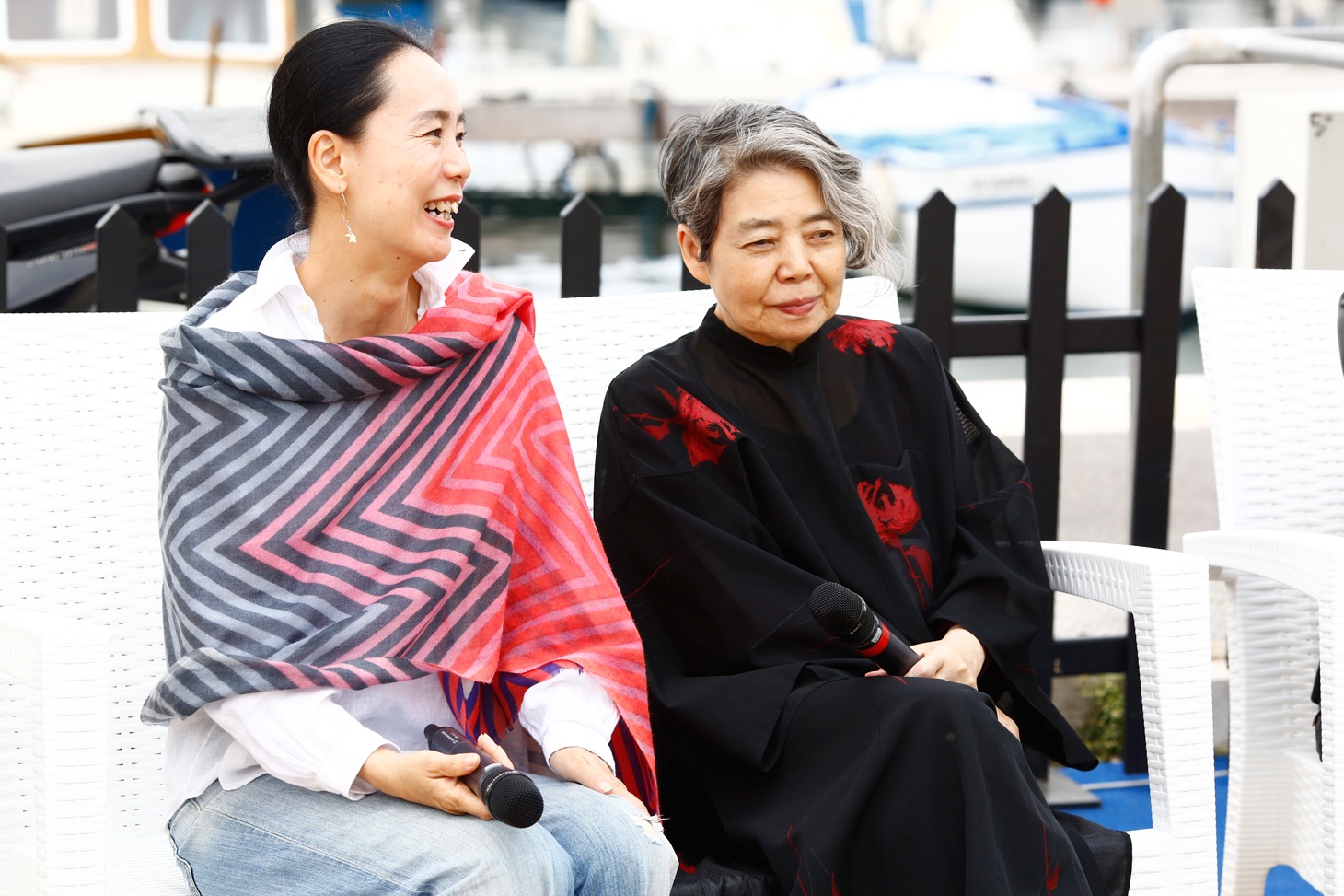 左から河瀬直美、樹木希林。 Photographed by Leslie Kee
