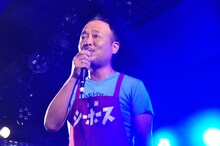永野輝光役のマキタスポーツ。
