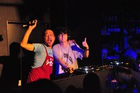 左からマキタスポーツ、DJプレイ中の染谷将太。