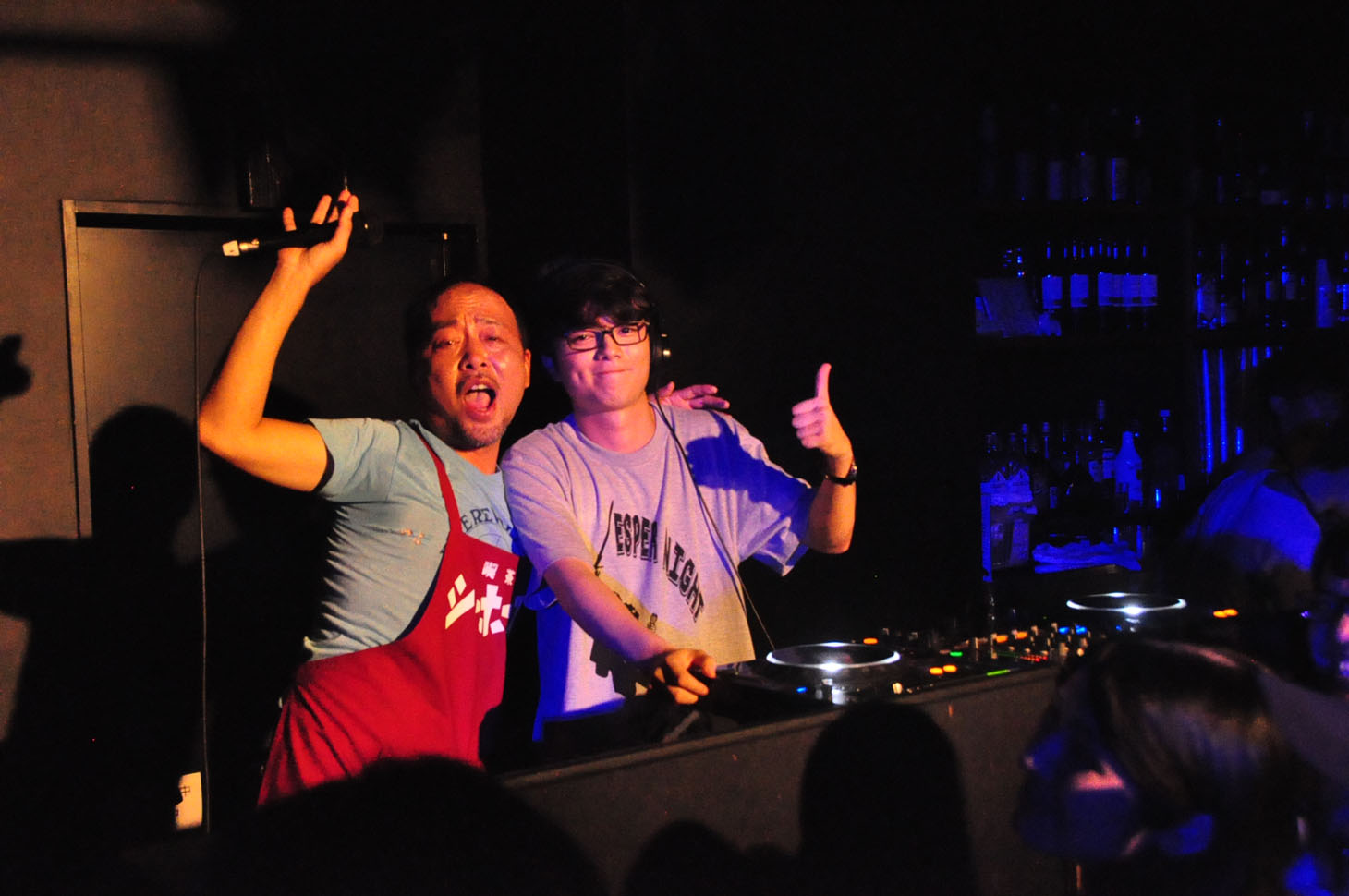 左からマキタスポーツ、DJプレイ中の染谷将太。
