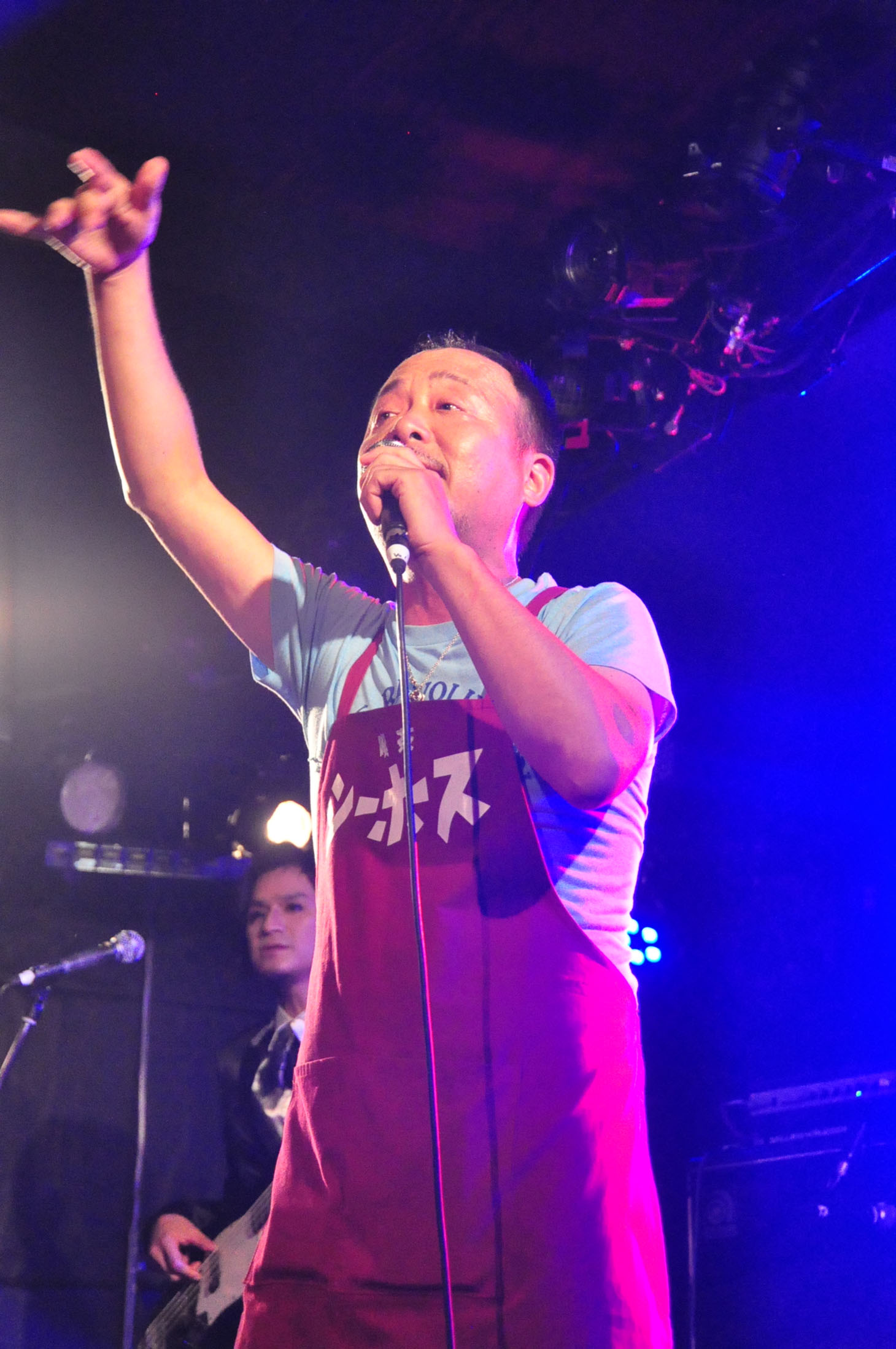 永野輝光役のマキタスポーツ。