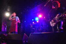 永野輝光役のマキタスポーツ。