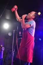 永野輝光役のマキタスポーツ。