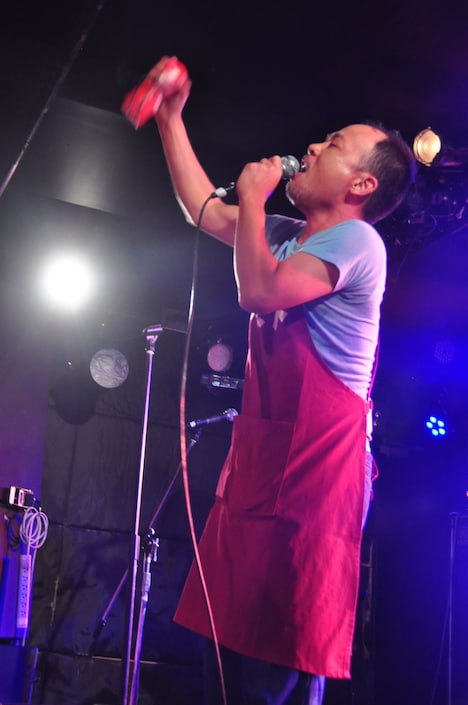 TENGA片手に熱唱するマキタスポーツ。