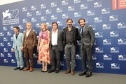 第72回ヴェネツィア国際映画祭の「エベレスト3D」ワールドプレミアの模様。左からジョン・ホークス、ジェイソン・クラーク、エミリー・ワトソン、ジョシュ・ブローリン、バルタザール・コルマウクル、ジェイク・ギレンホール。(c)2015 Universal Studios.