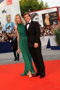 ジョシュ・ブローリン(右)と、婚約者のキャスリン・ボイド(左)。(c)2015 Universal Studios.