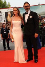 バルタザール・コルマウクル（右）と、その夫人（左）。(c)2015 Universal Studios.