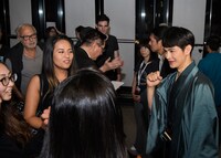 「合葬」の上映後、ロビーで観客に囲まれる瀬戸康史。