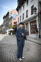 サン・ポール通りの建物や土産物店を見学する瀬戸康史。