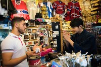 フランス語で値下げの交渉をする瀬戸康史。