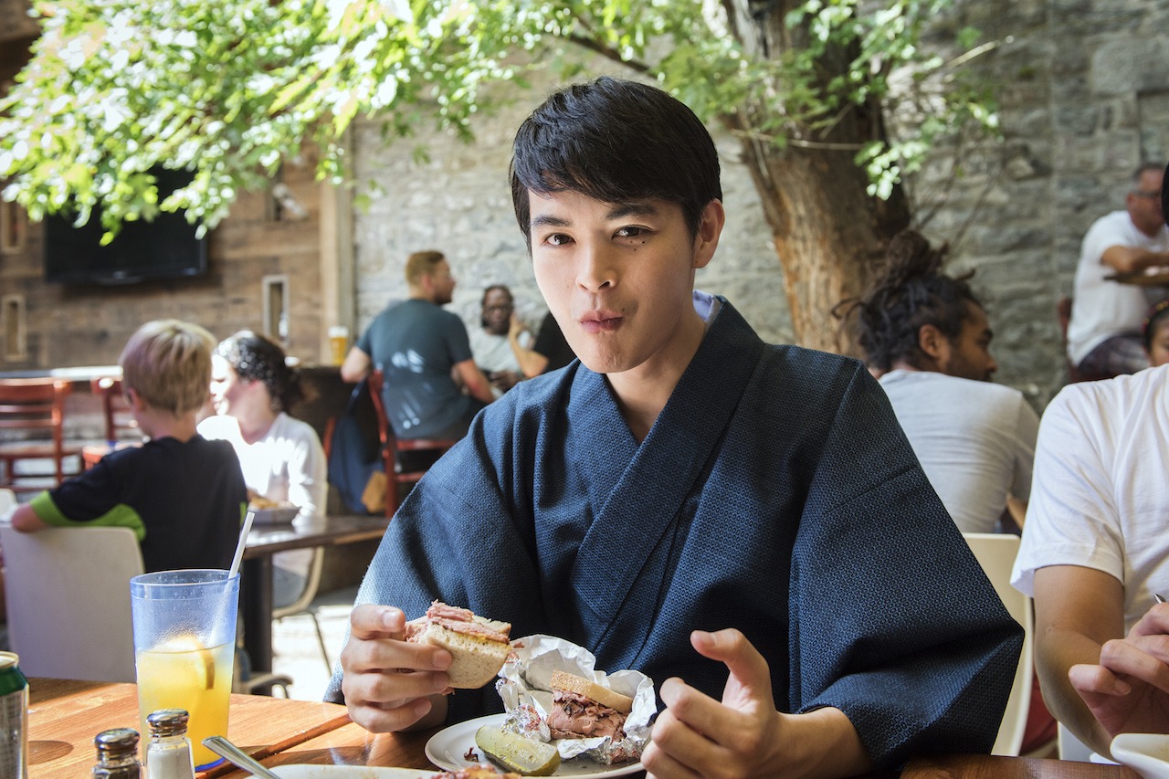 スモークサーモンサンドを食べる瀬戸康史。