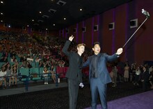 「メイズ・ランナー2：砂漠の迷宮」韓国プレミアの様子。左からトーマス・ブロディ・サングスター、キー・ホン・リー。
