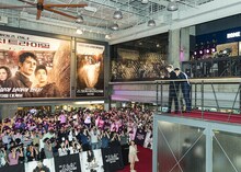 集まったファンと報道陣の数に驚くトーマス・ブロディ・サングスター、キー・ホン・リー。