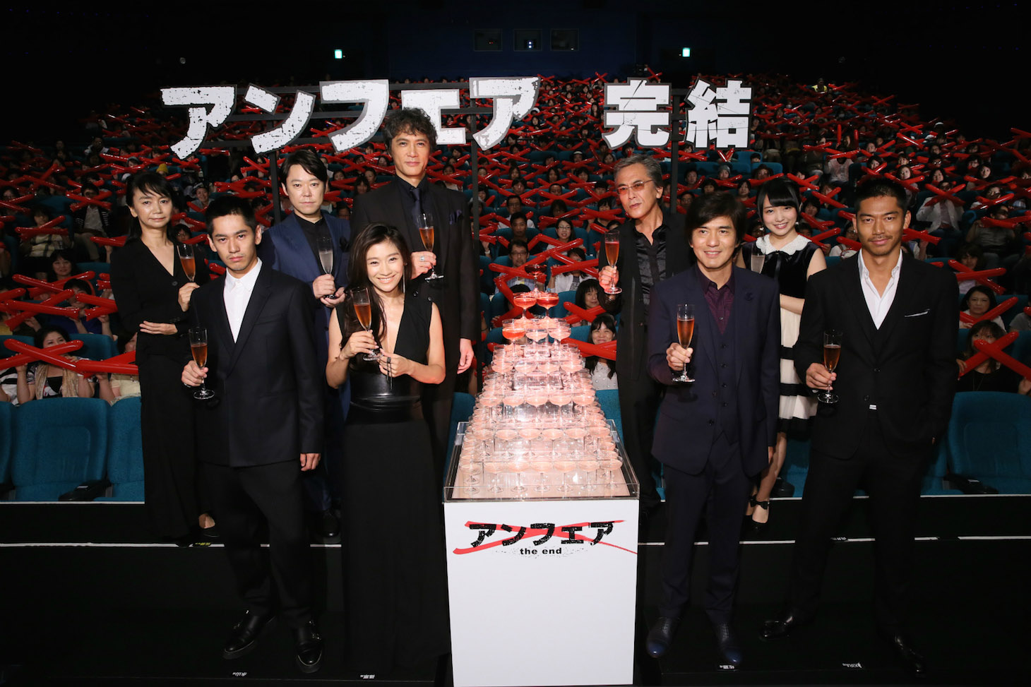 「アンフェア the end」初日舞台挨拶に登壇した篠原涼子らキャストたちと監督の佐藤嗣麻子。
