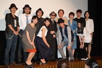 「××× KISS KISS KISS」初日舞台挨拶の様子。前列左から荻野友里、吉田優華、柿本光太郎、涼香。後列左から安居剣一郎、草野康太、川野直輝、矢崎仁司、中丸新将、松本若菜、加藤良輔、塚田美津代。