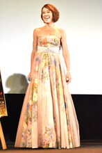 ドレス姿で現れ、ご機嫌のLiLiCo。