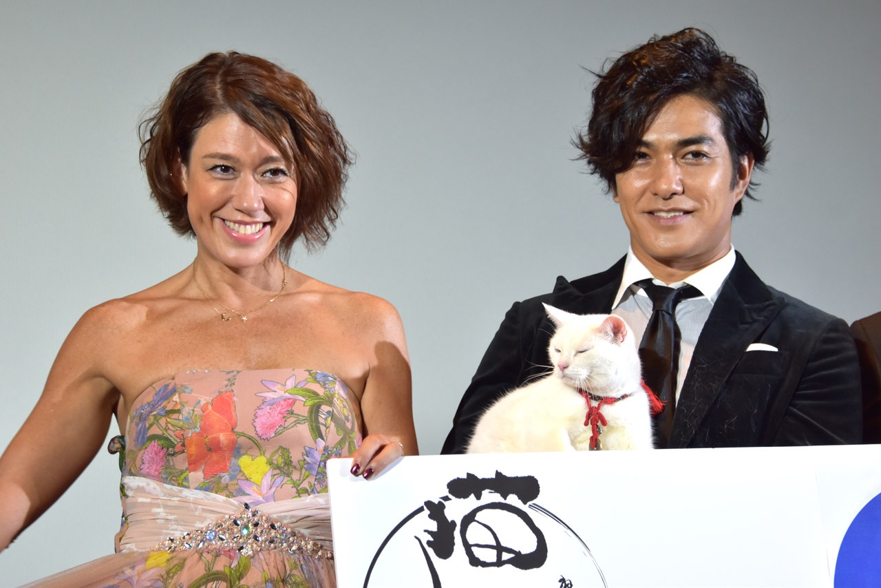 左からLiLiCo、猫のあなご、北村一輝。