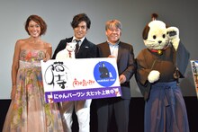 「猫侍 南の島へ行く」初日舞台挨拶の様子。左からLiLiCo、あなご、北村一輝、渡辺武、ニャンまげ。