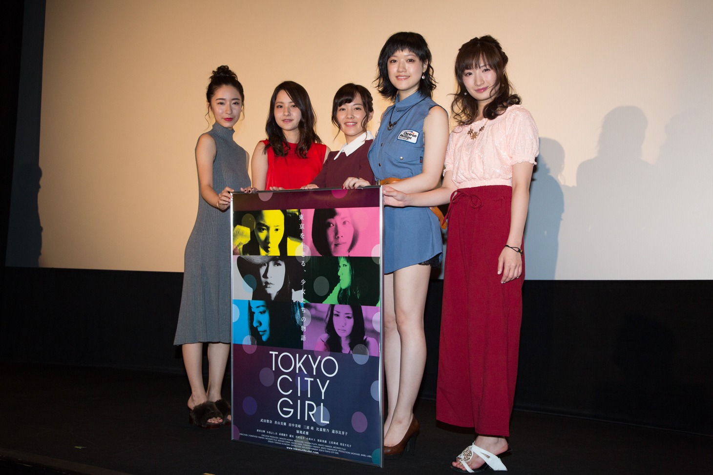 「TOKYO CITY GIRL」公開初日舞台挨拶の様子。左から遠谷比芽子、比嘉梨乃、田中美晴、三浦萌、武田梨奈。