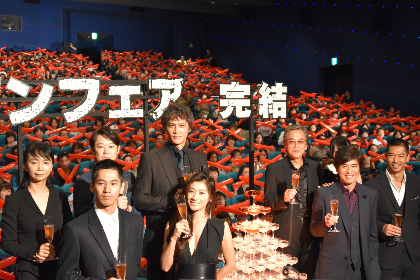 「アンフェア the end」初日舞台挨拶の様子。