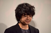 「じっとしているのが苦手なので、僕は16時間も続けてドラマを観るのは無理ですね」と話す池松壮亮。