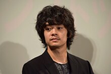 劇中で女装に挑戦した池松壮亮。