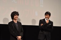 左から池松壮亮、西島秀俊。