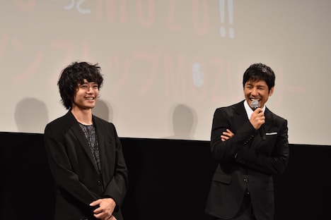 左から池松壮亮、西島秀俊。