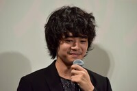 松坂桃李と「言葉にはならないような深い『お疲れ様でした』が言えた」と話す池松壮亮。