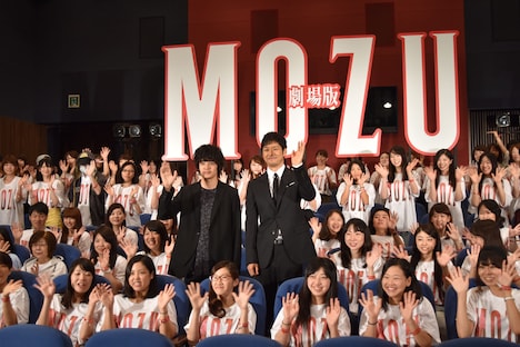 「15話耐久ノンストップMOZUラリー」舞台挨拶の様子。
